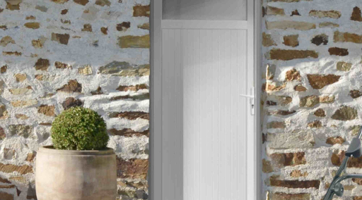 Pour une sécurité maximale, nos portes blindées allient résistance et esthétique. Portes de service Pour une sécurité maximale, nos portes blindées allient résistance et esthétique. Portes de service